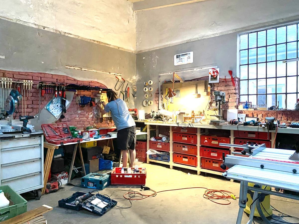 Max in der Holzwerkstatt