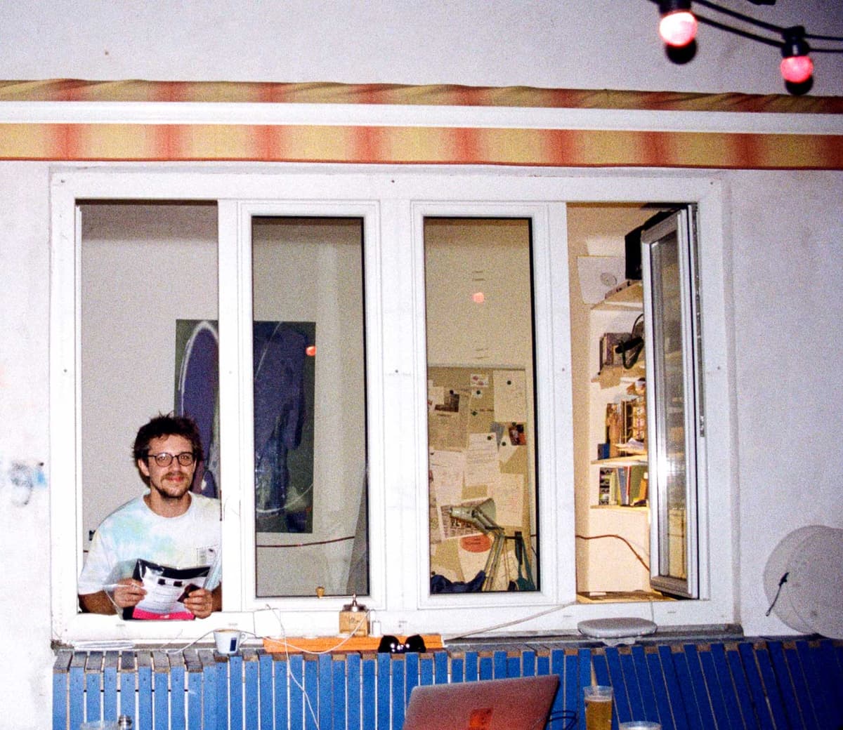 Sam schaut aus dem Office Fenster
