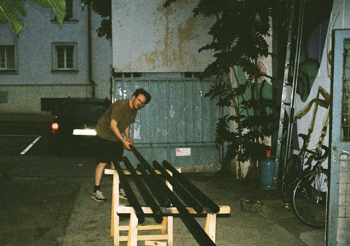 Max lackiert am Lido Pipes für das neue Lichtsetup im Veranstaltungsraum