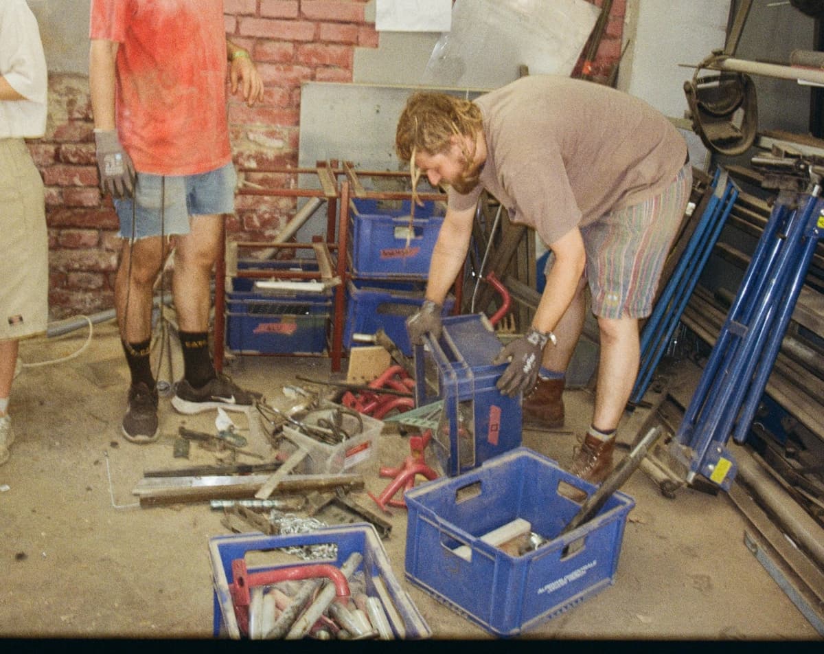 2 PERSONEN SUCHEN SCHÄTZE IN DEN METALLKISTEN DER KOLLEKTIV KAORLE WERKSTATT IN OTTAKRING