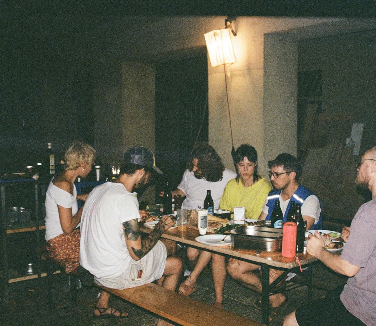 KOLLEKTIV KAORLE MITGLIEDER ZUSAMMEN BEIM GRILLGUT ESSEN UND GESCHICHTEN ERZÄHLEN